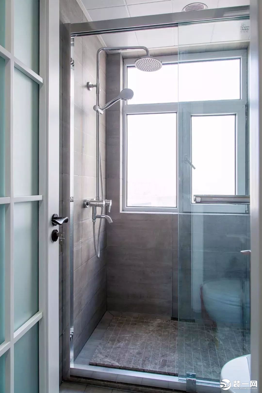 镜面墙+餐边柜扩展空间 110平米美式风格装修